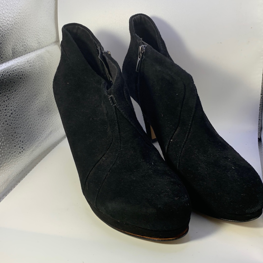 Clarks Nwot Heeled Black Suede Booties Sized 20